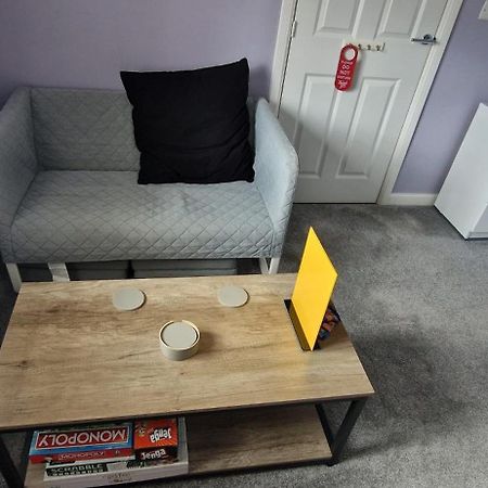 Double B&B Room In Southwater With Private Bathroom And Parking Esterno foto