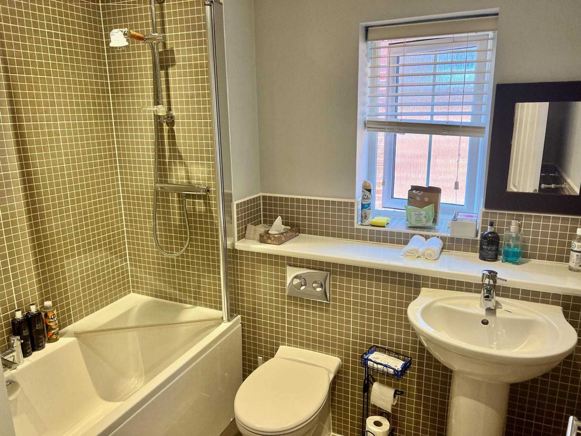 Double B&B Room In Southwater With Private Bathroom And Parking Esterno foto